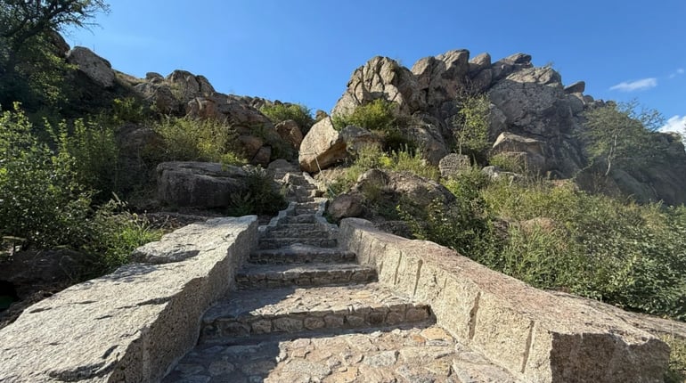 Скелі, хмари, пороги, рафтери та ящірка: фотоальбом Бузького Гарду у вересні