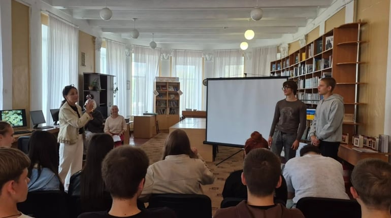 У Первомайській міській бібліотеці говорили про українське кіно та Миколу Вінграновського