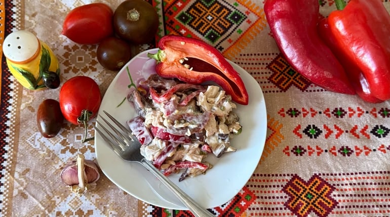 Баклажани, курка, помідор і перець: спробуйте і ви трендовий рецепт салату з синіх