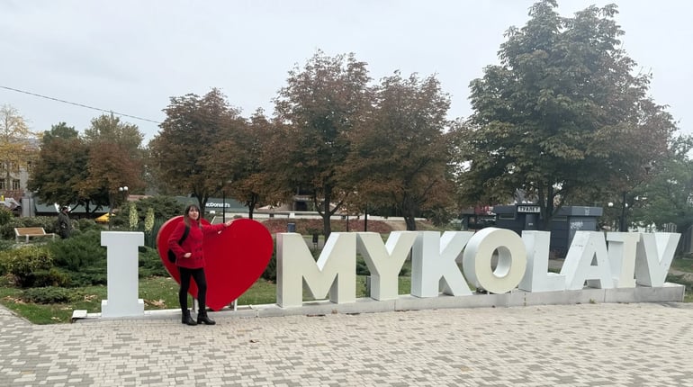 У Місті на Хвилі — осінь. Про дощ, левів, тривоги, стійкість і світло: фоторепортаж з Миколаєва