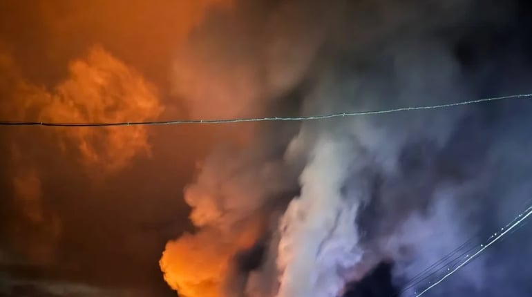 У Первомайську пожежа внаслідок атаки росіян. Горить «Епіцентр». Оновлюється