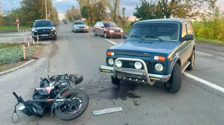 Зіткнення авто та мотоцикла у Первомайську: водій мототранспорту в лікарні