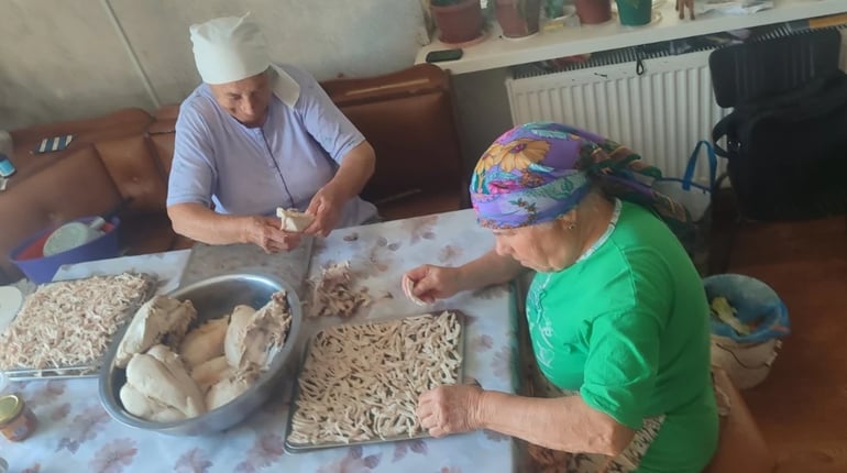 «До борщу ми додаємо любов»: як «Бандурські кухарочки» п’ятий рік готують для військових